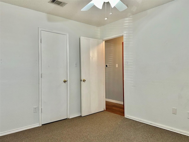 unfurnished bedroom featuring a textured ceiling, ceiling fan, and carpet flooring