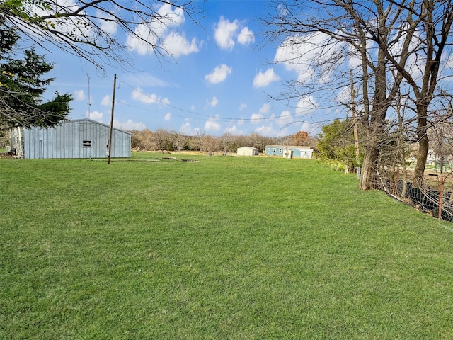 view of yard with an outdoor structure