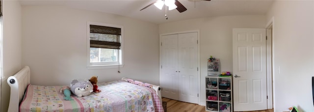 bedroom with ceiling fan, light hardwood / wood-style floors, and a closet