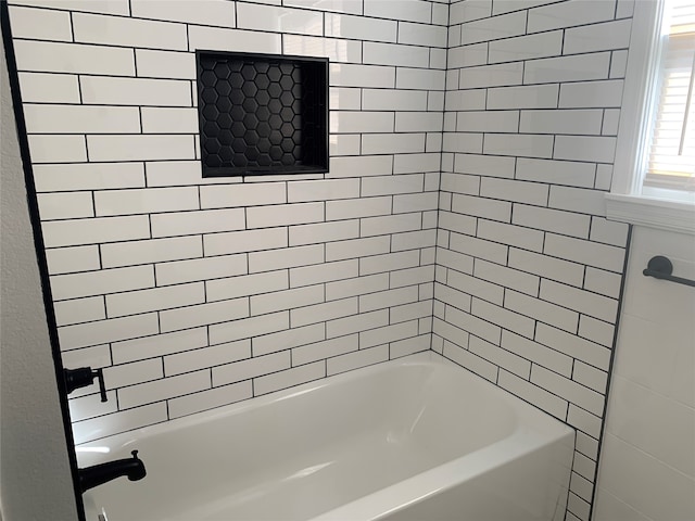 bathroom with tiled shower / bath