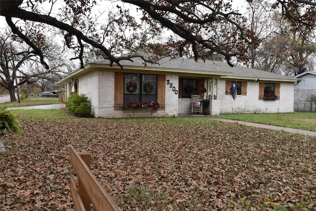 ranch-style house featuring a front yard