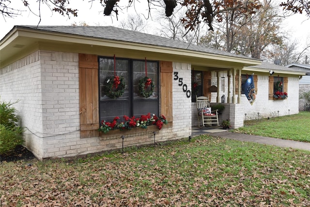 view of front of house with a front lawn