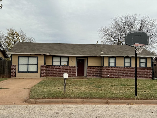 ranch-style house featuring a front lawn