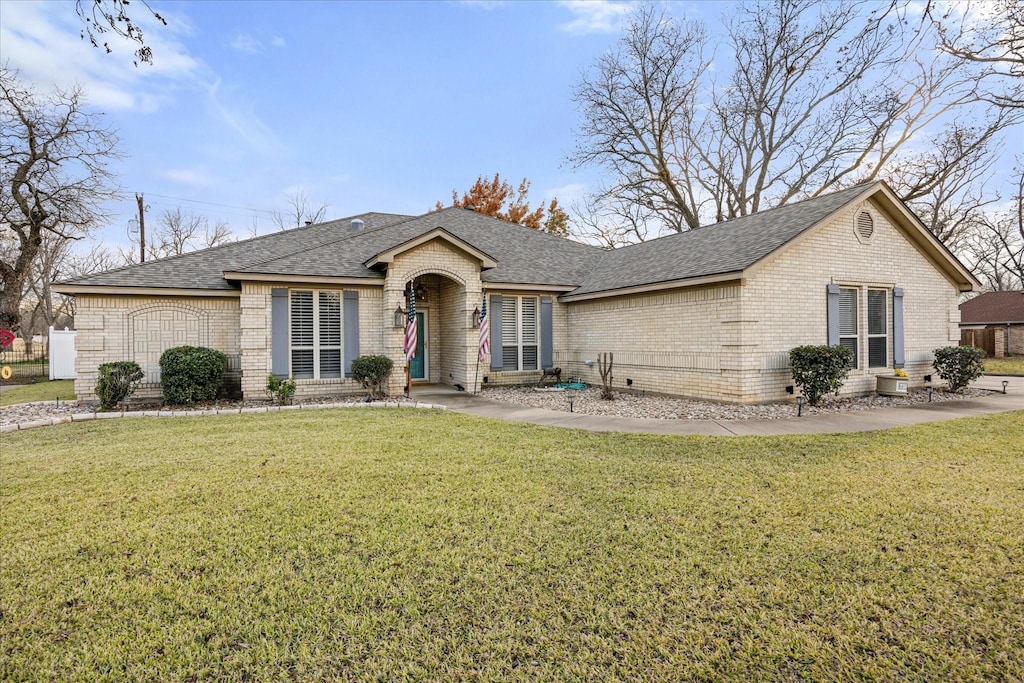 single story home featuring a front lawn