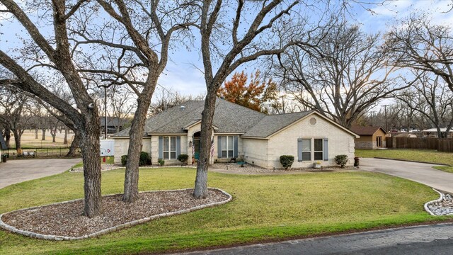 single story home with a front yard