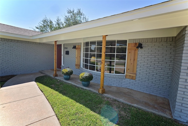 entrance to property featuring covered porch