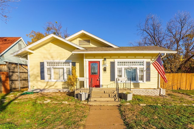 view of front of home featuring a front lawn