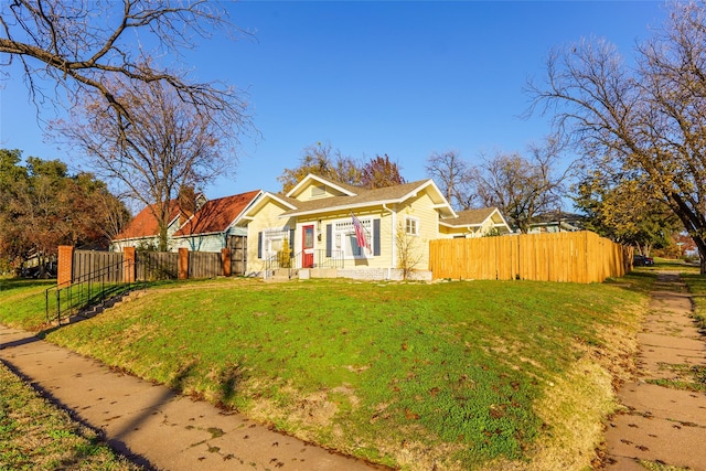 view of front of home featuring a front yard