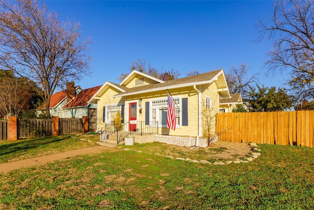 bungalow featuring a front yard