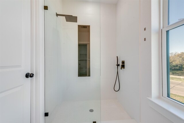 bathroom featuring tiled shower