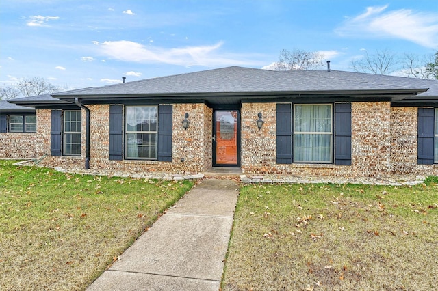 ranch-style home featuring a front lawn