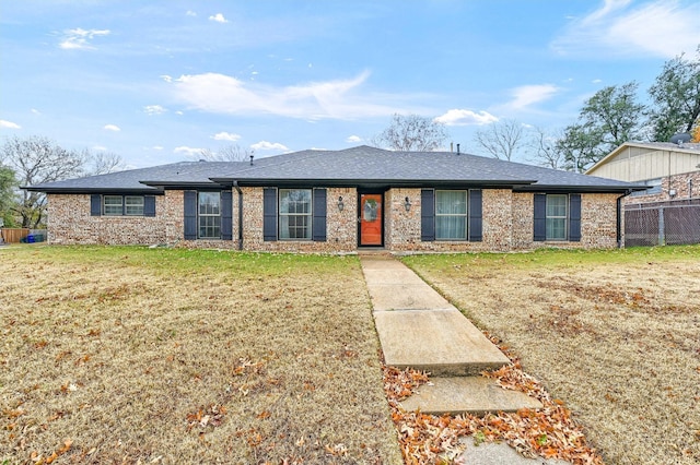 single story home with a front lawn