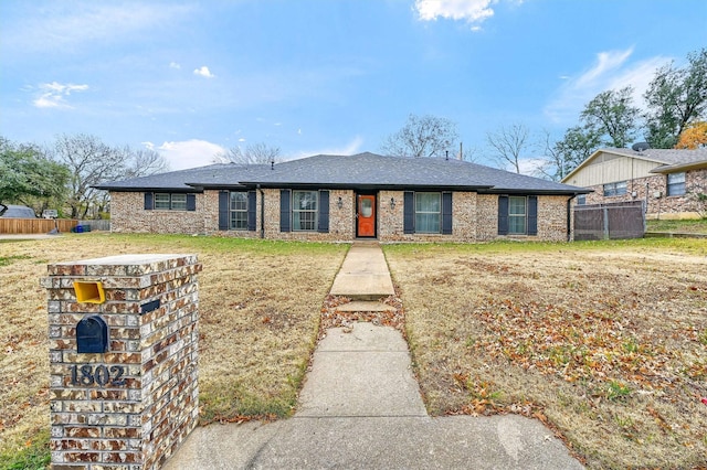 view of front of home featuring a front lawn