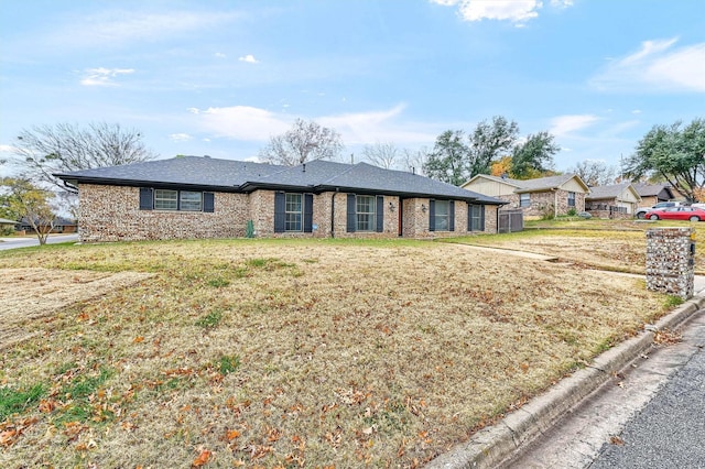 single story home with a front lawn