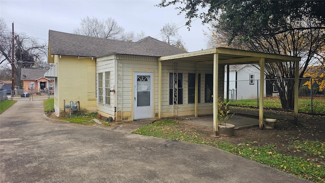 view of front facade featuring a carport