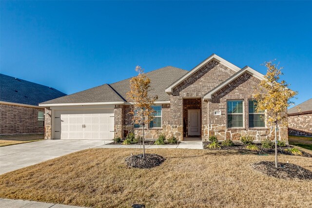 view of front facade featuring a front yard and a garage