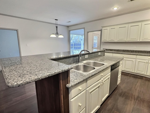 bathroom featuring crown molding and a tile shower