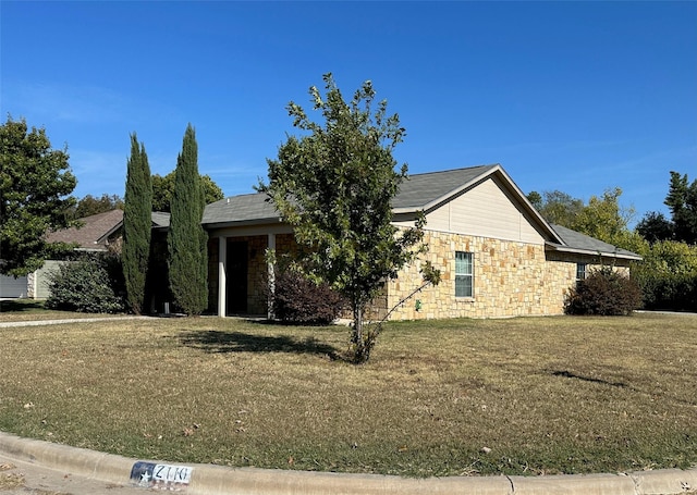 view of front facade featuring a front lawn