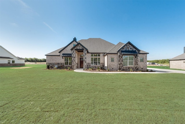 view of front of property featuring a front lawn