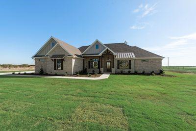 view of front of property featuring a front lawn