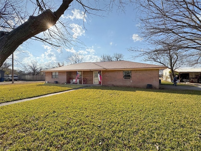 single story home featuring a front lawn