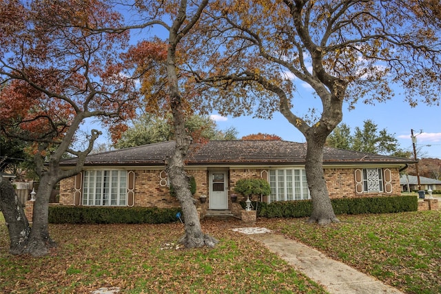 single story home with a front yard