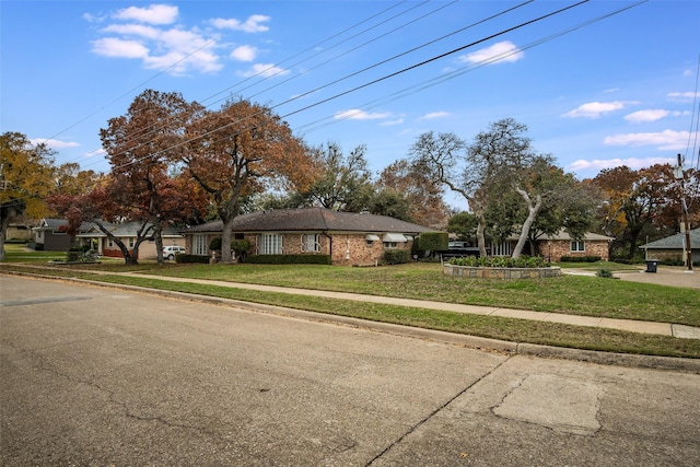 view of front of home featuring a front yard