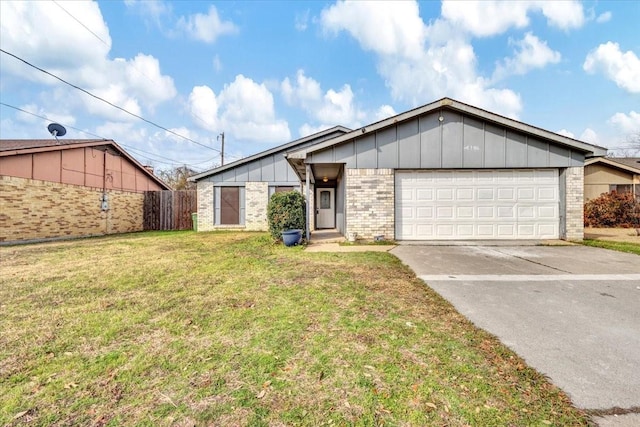 view of front of home featuring a garage and a front yard