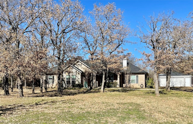 view of front of home featuring a front yard