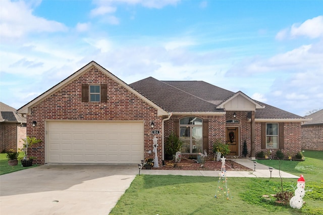 view of front of property featuring a front lawn