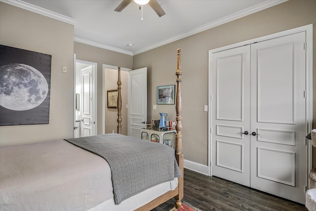 bedroom with a closet, crown molding, dark hardwood / wood-style floors, and ceiling fan