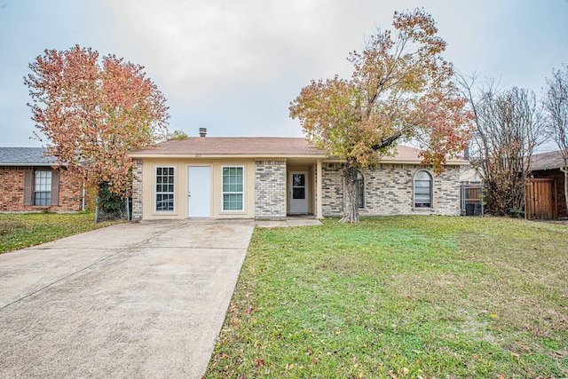 single story home featuring a front yard