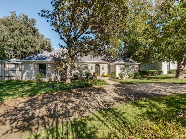 single story home featuring a front lawn