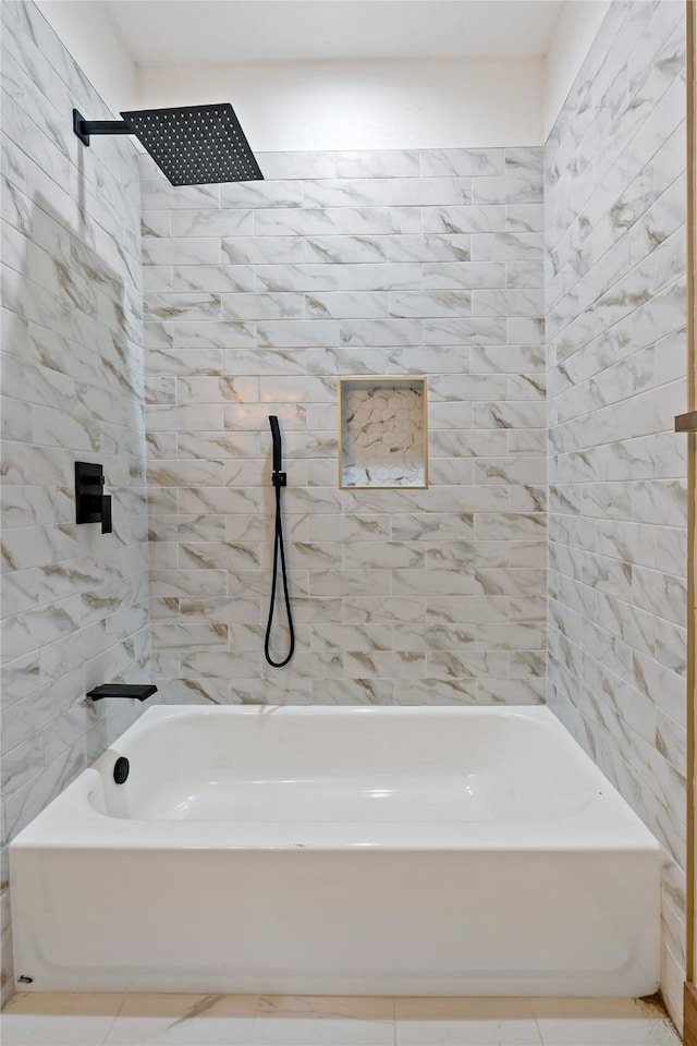 bathroom featuring tiled shower / bath