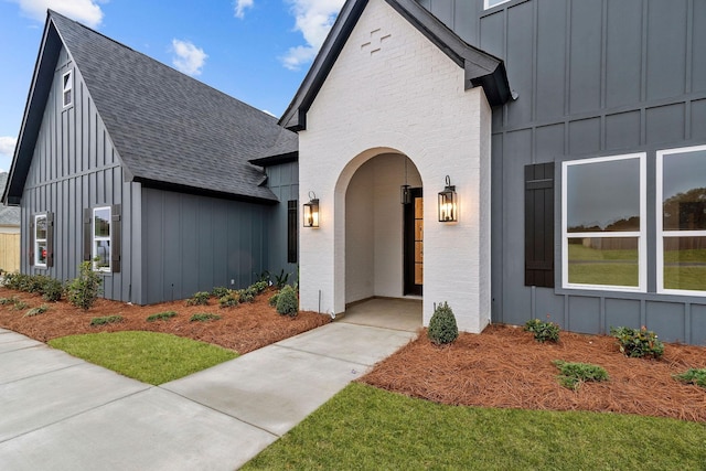 view of front of house with a front lawn