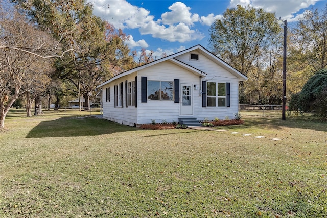 view of front facade featuring a front yard