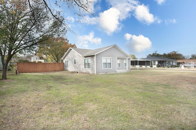 view of front facade featuring a front lawn