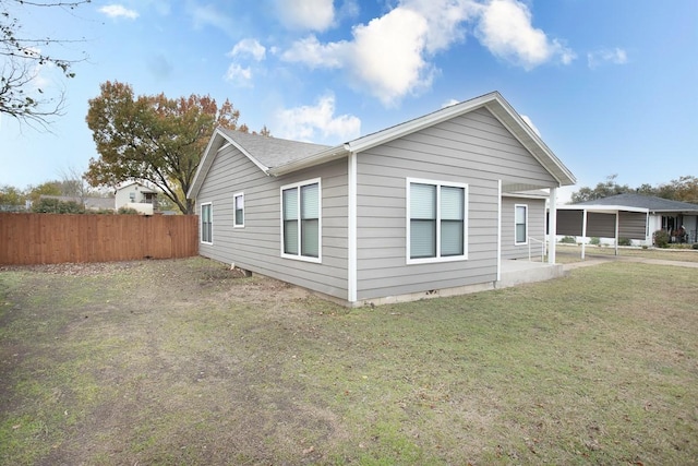 view of side of property featuring a lawn