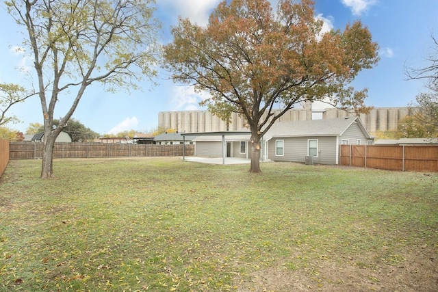 view of yard featuring a patio area