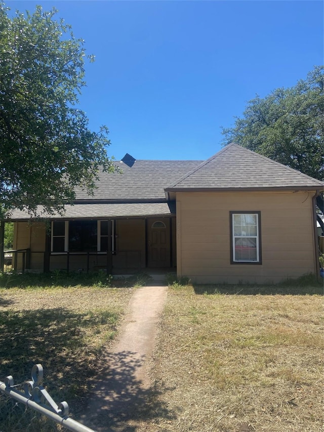 view of front of house featuring a front yard