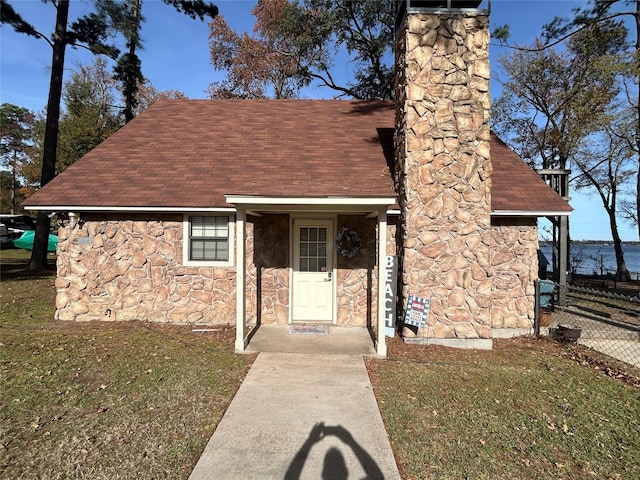 view of front facade with a front yard