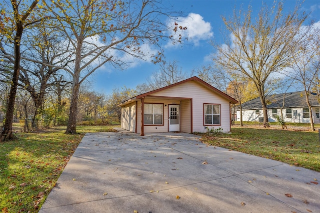 single story home featuring a front lawn