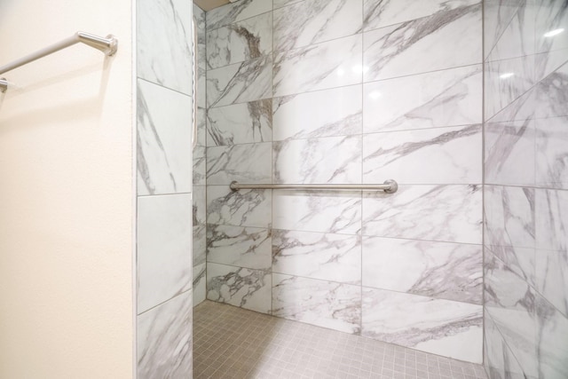 bathroom featuring a tile shower