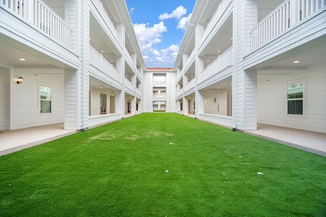 view of yard featuring a patio area