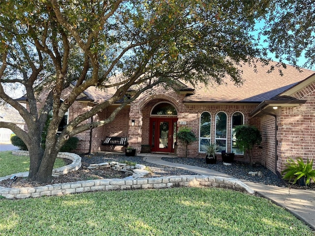 view of front of property featuring a front lawn