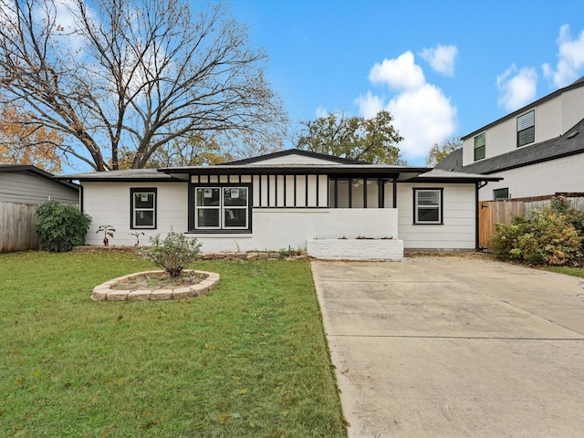 view of front of home with a front lawn