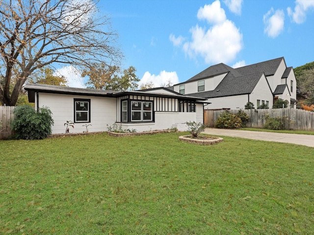 view of front facade with a front lawn