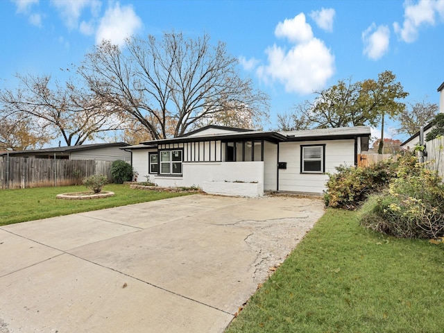 view of front of property featuring a front lawn