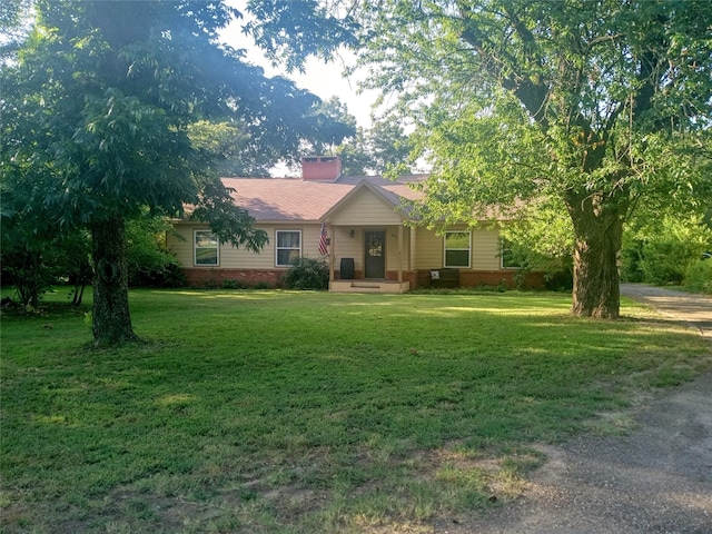 single story home with a front lawn