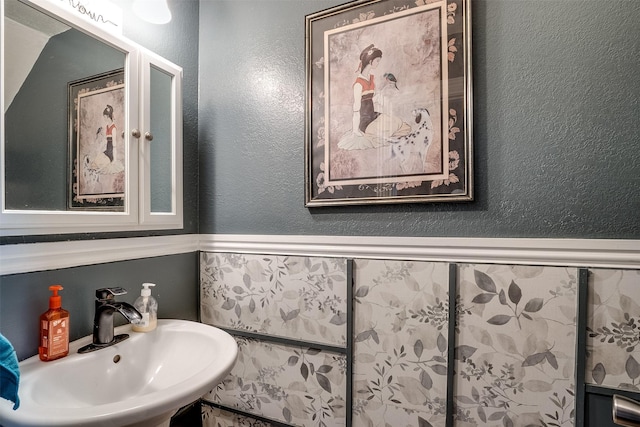 bathroom featuring sink